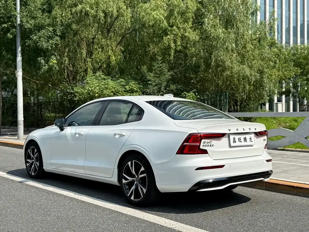 Volvo S60 — фото 10
