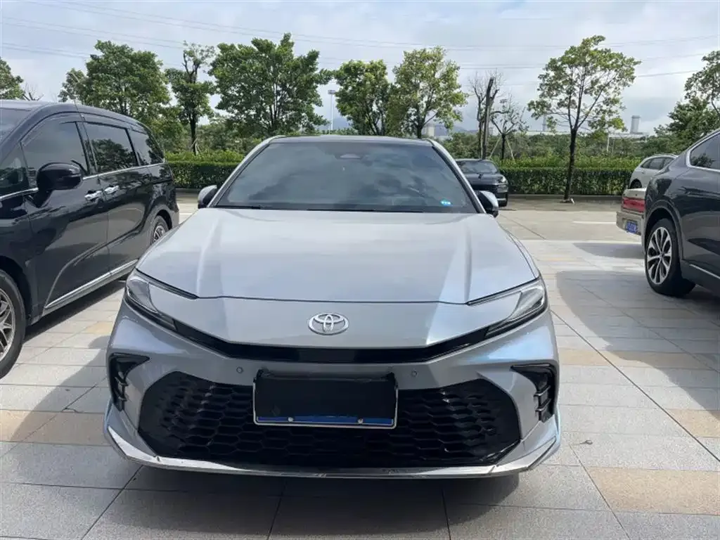 Toyota Camry — фото 2