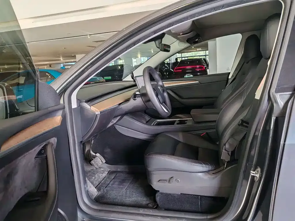 Tesla Model Y — фото 6