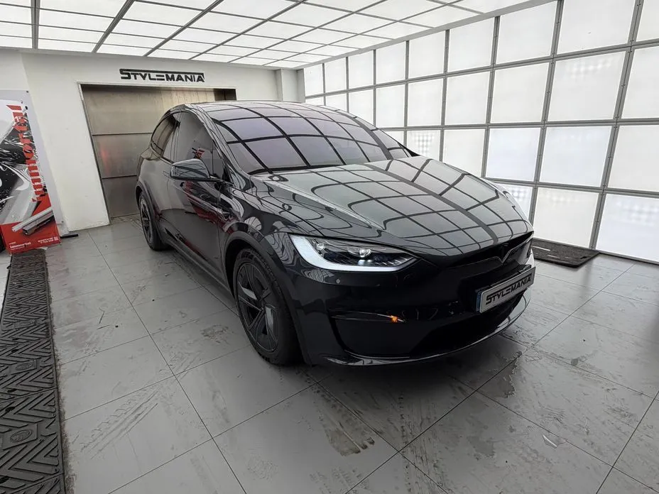 Tesla Model X — фото 1