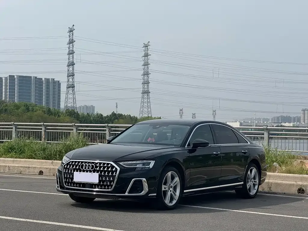 Audi A8 — фото 1