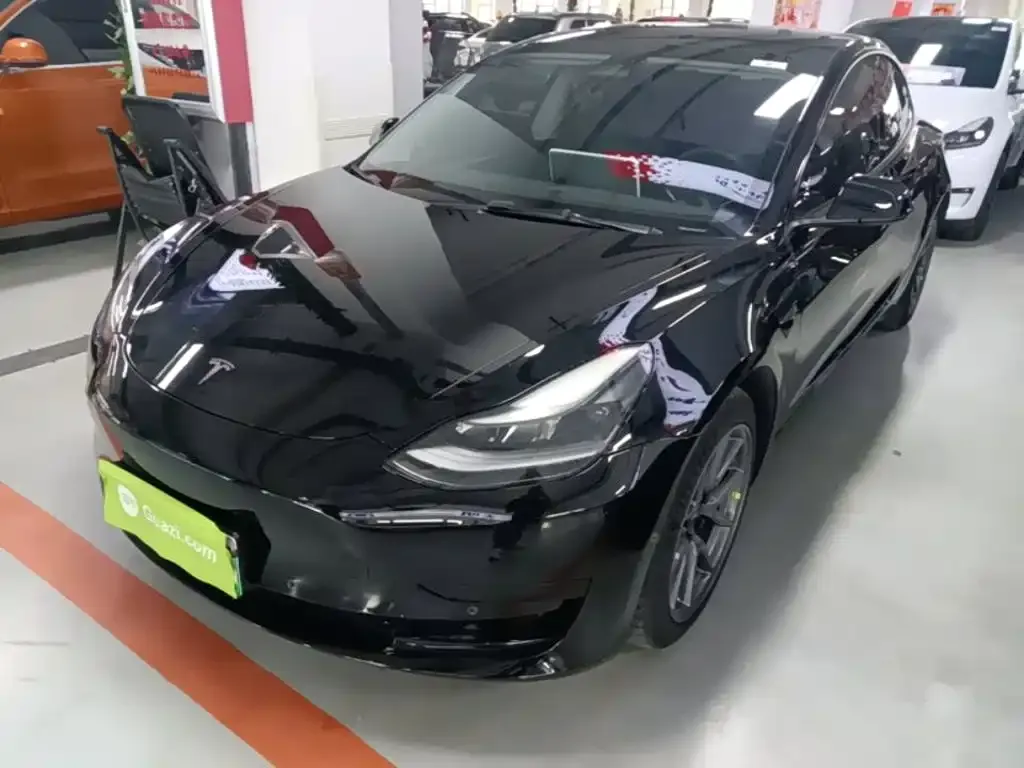 Tesla Model 3 — фото 1