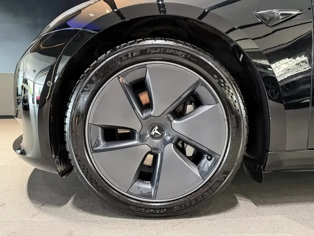 Tesla Model 3 — фото 9