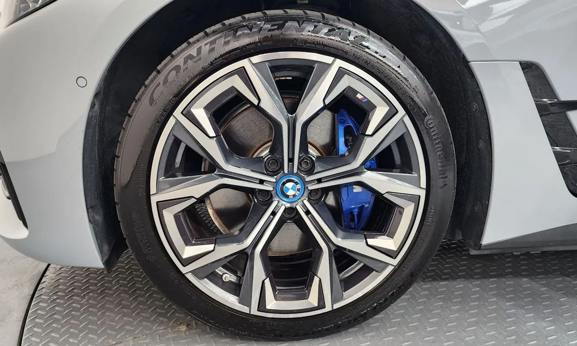 BMW i4 — фото 6