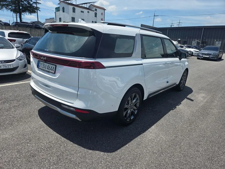 Kia Carnival — фото 4