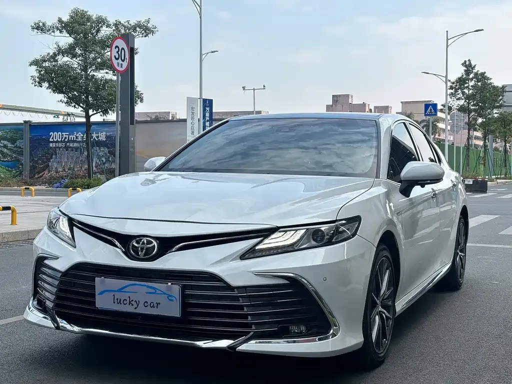 Toyota Camry — фото 1