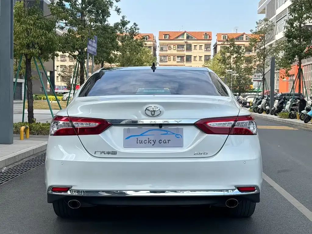 Toyota Camry — фото 10