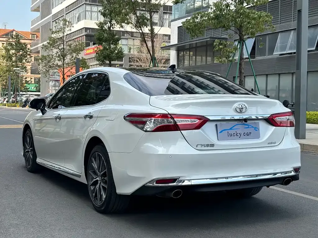 Toyota Camry — фото 9