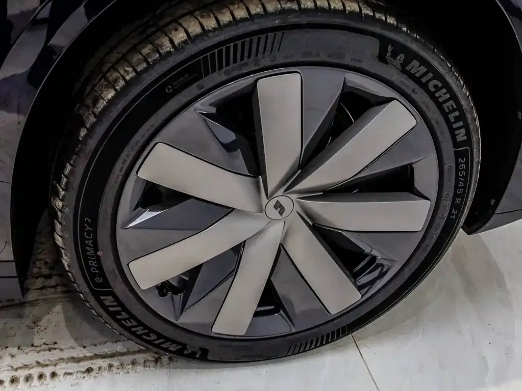 Li Auto i8 — фото 10