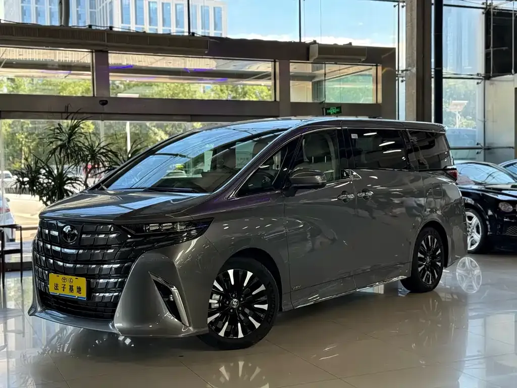 Toyota Alphard — фото 1