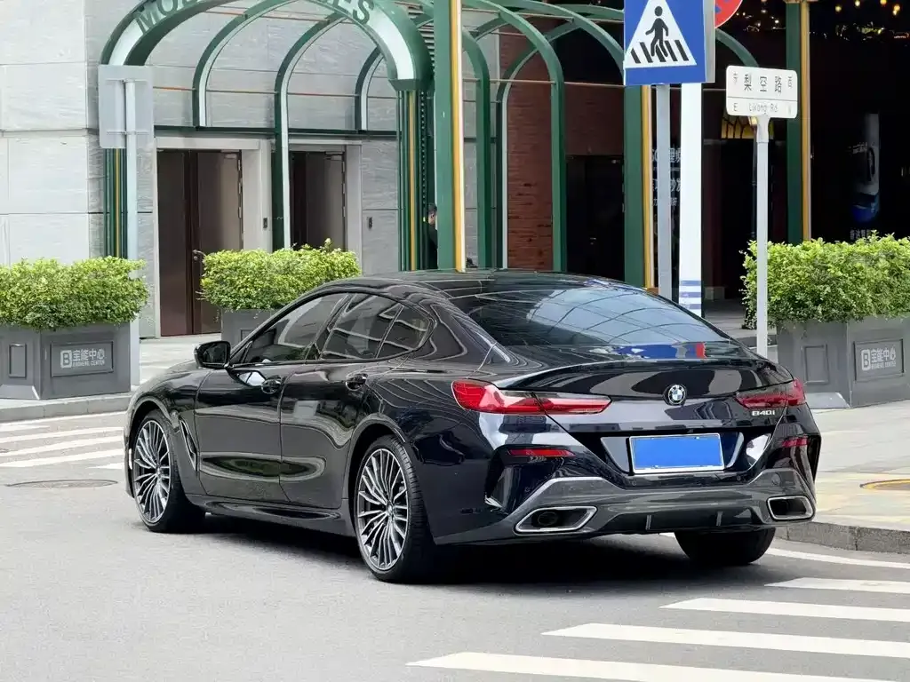 BMW 8 Series — фото 2