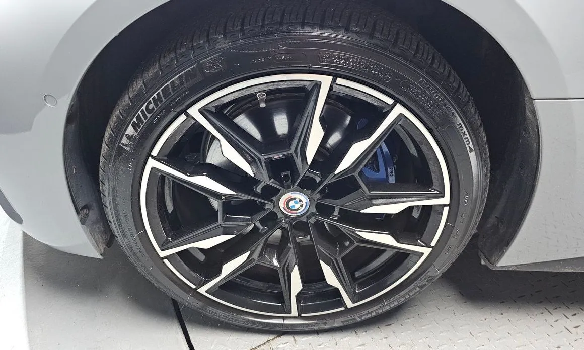 BMW i4 — фото 10