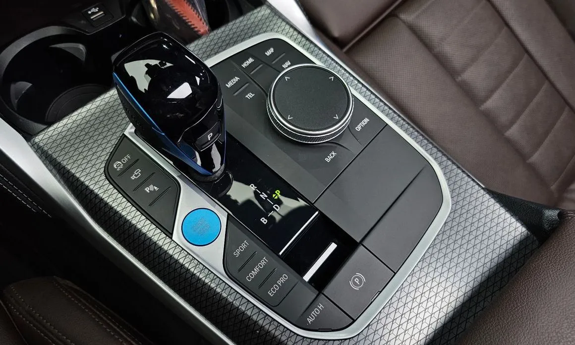 BMW i4 — фото 9
