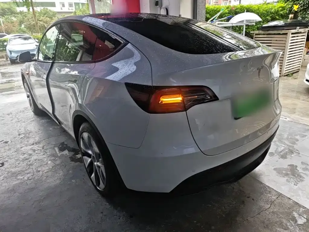 Tesla Model Y — фото 8