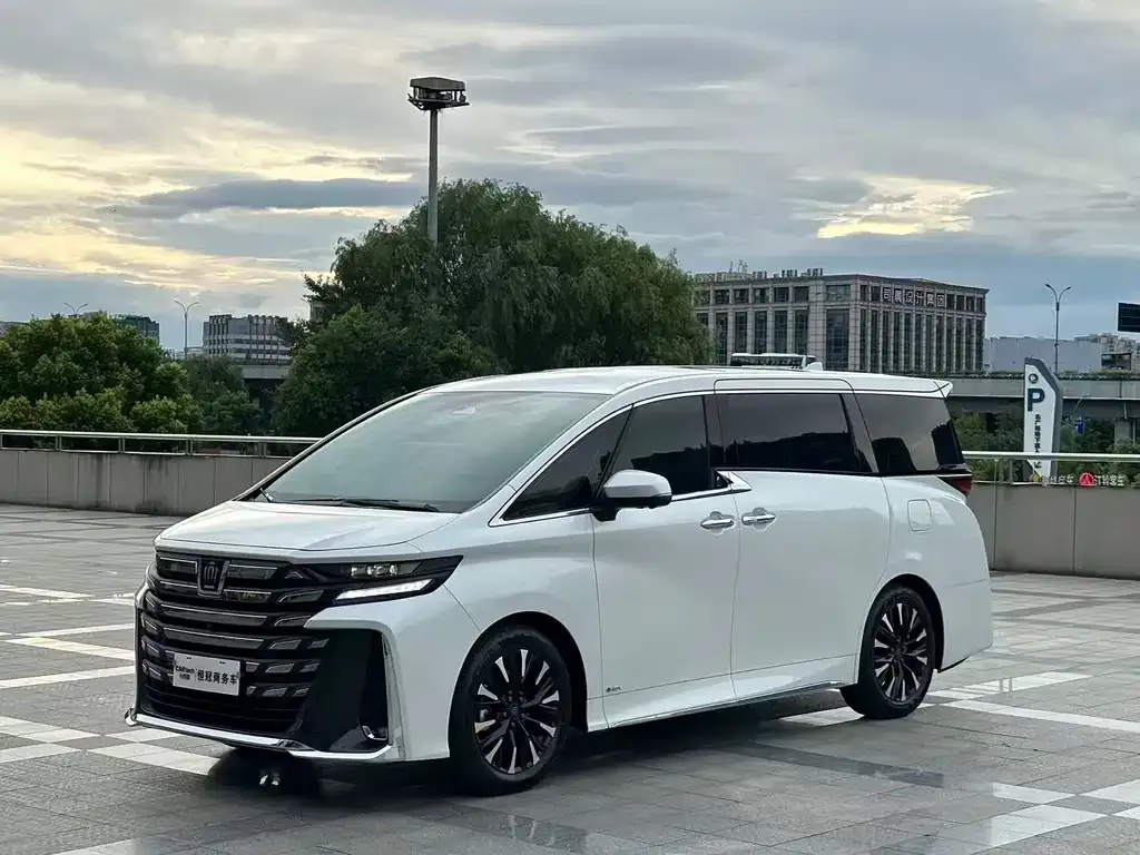 Toyota Vellfire — фото 1