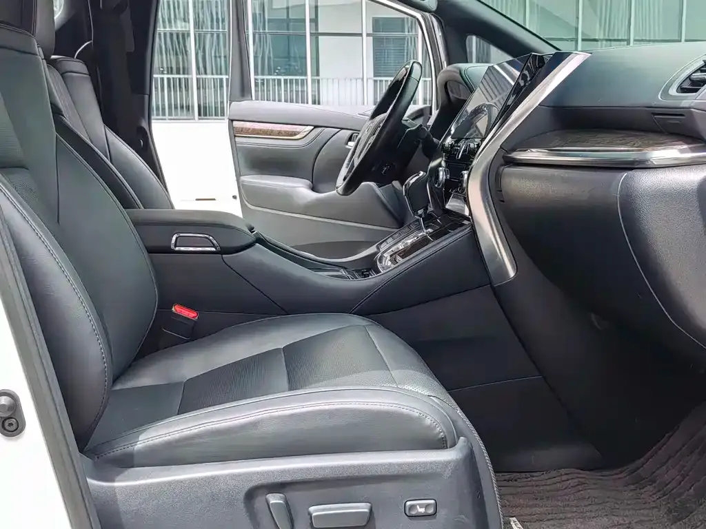 Toyota Alphard — фото 8