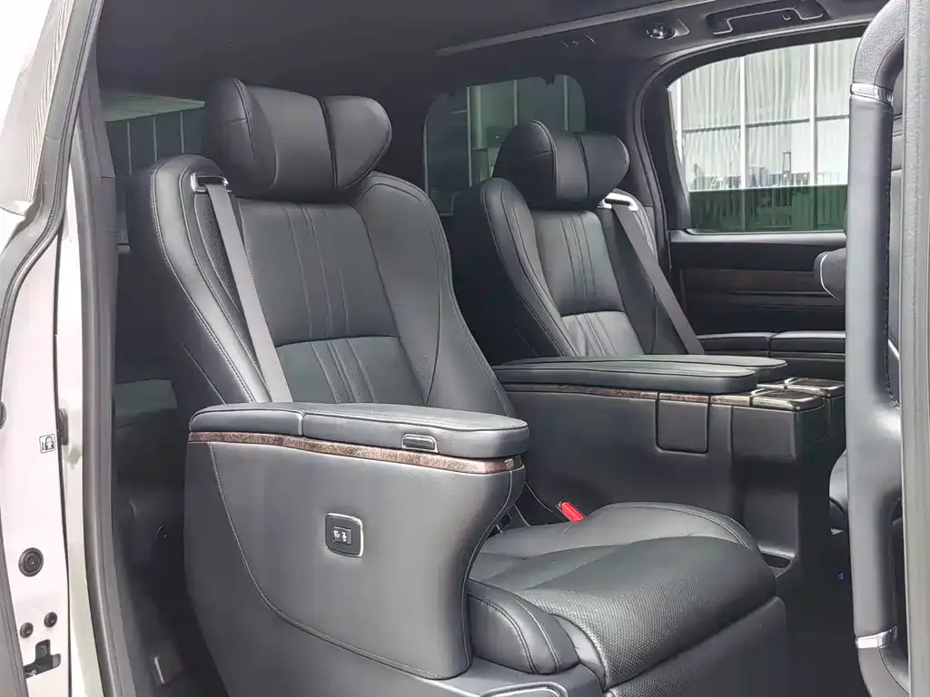 Toyota Alphard — фото 7