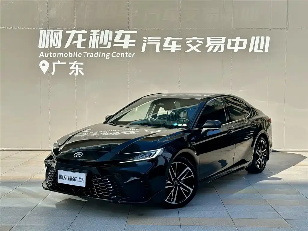 Toyota Camry — фото 1