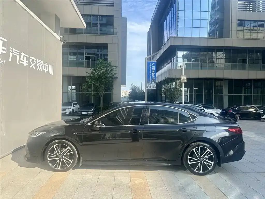 Toyota Camry — фото 8