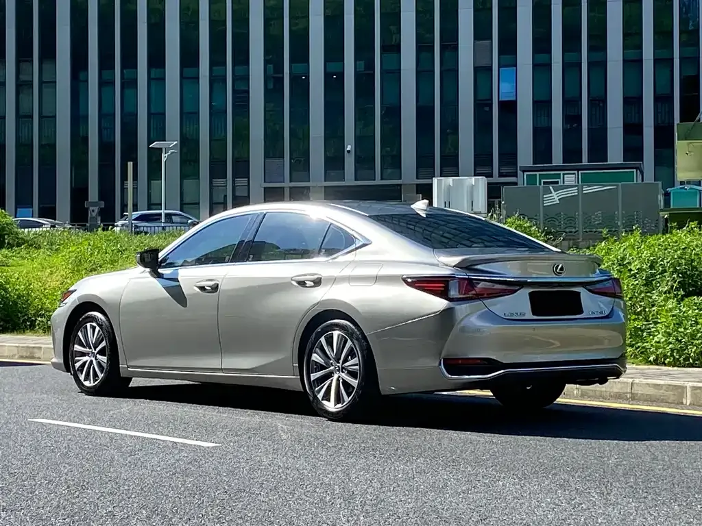 Lexus ES — фото 8