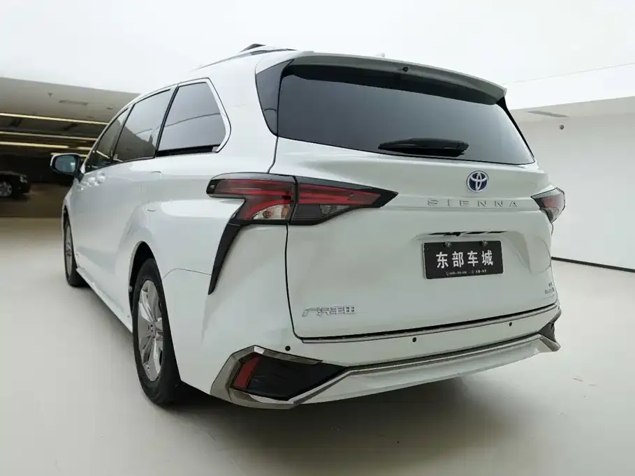 Toyota Sienna — фото 9