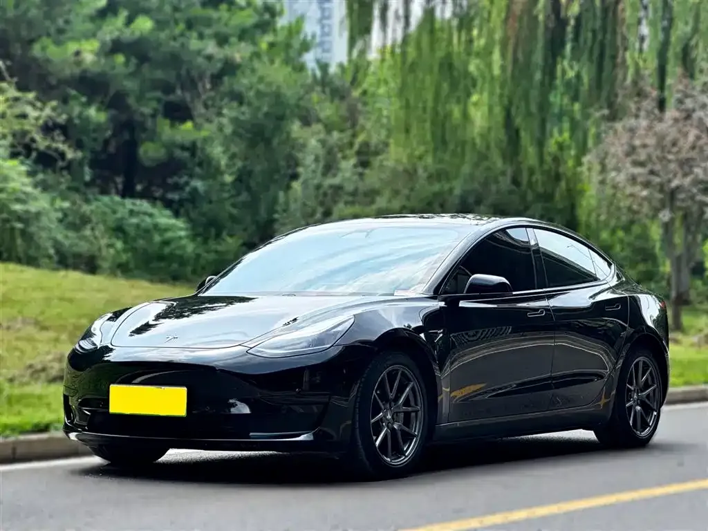 Tesla Model 3 — фото 1