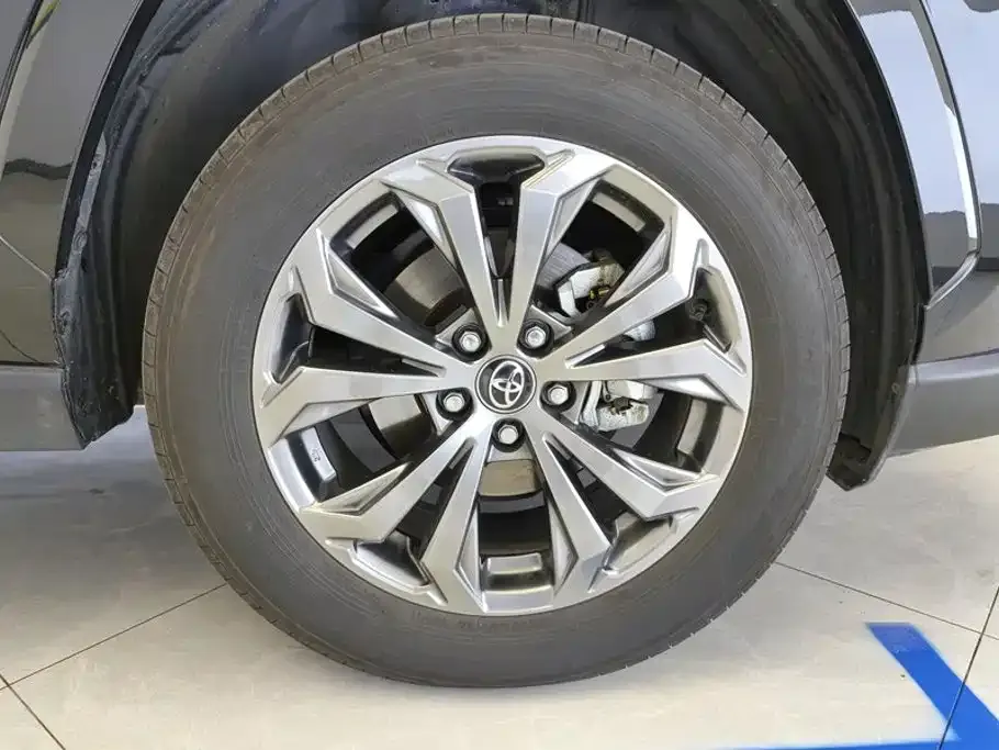 Toyota RAV4 — фото 10