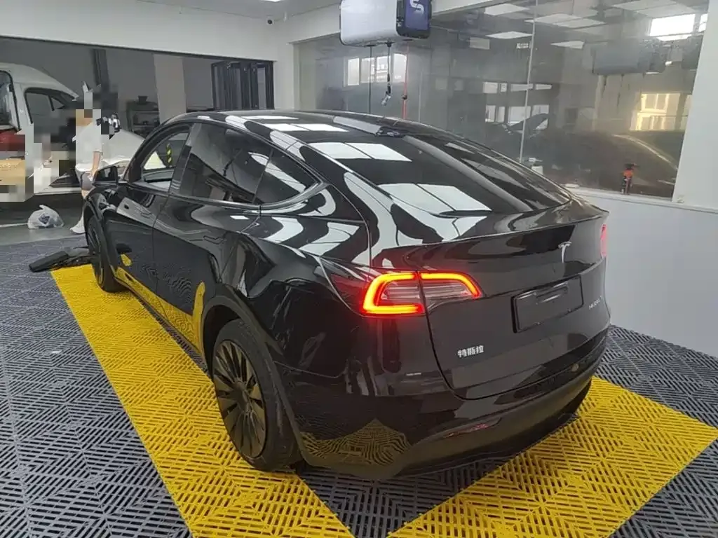 Tesla Model Y — фото 6