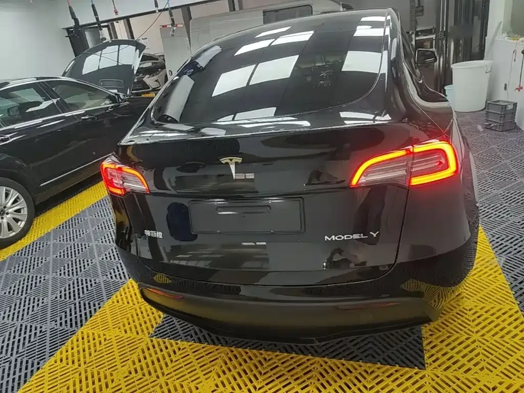 Tesla Model Y — фото 10