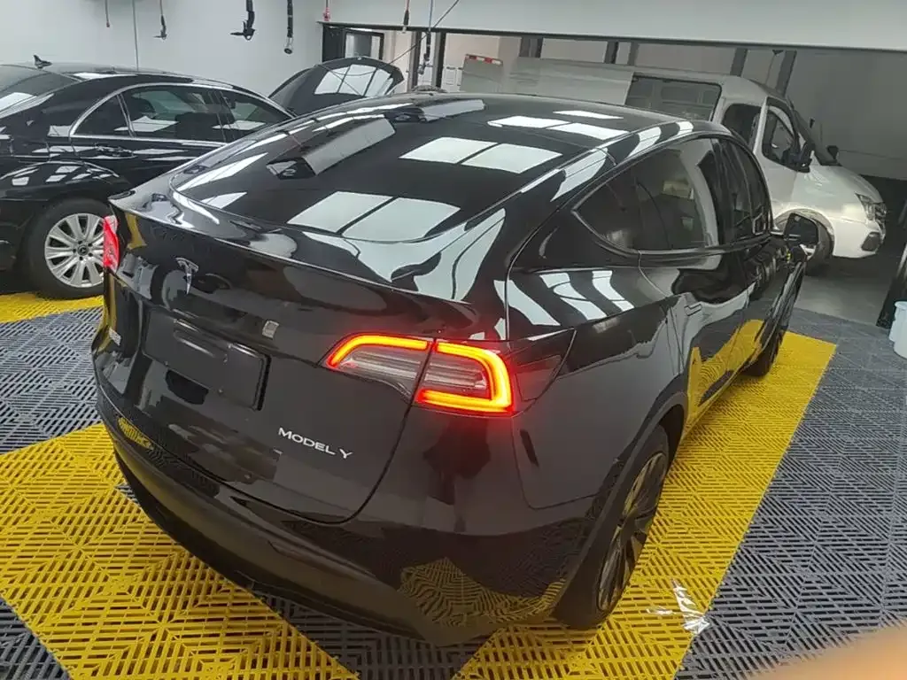 Tesla Model Y — фото 7