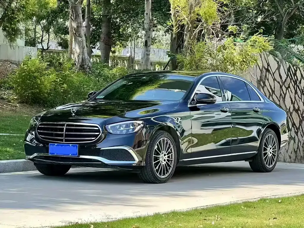 Mercedes-Benz E-Class — фото 1