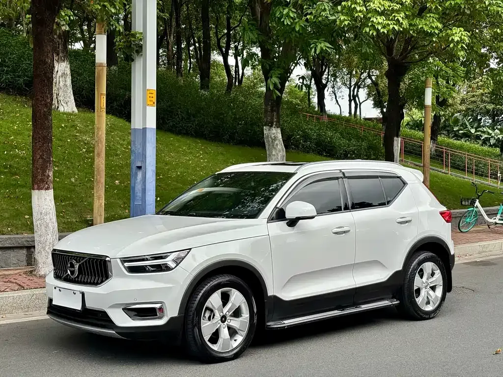 Volvo XC40 — фото 1