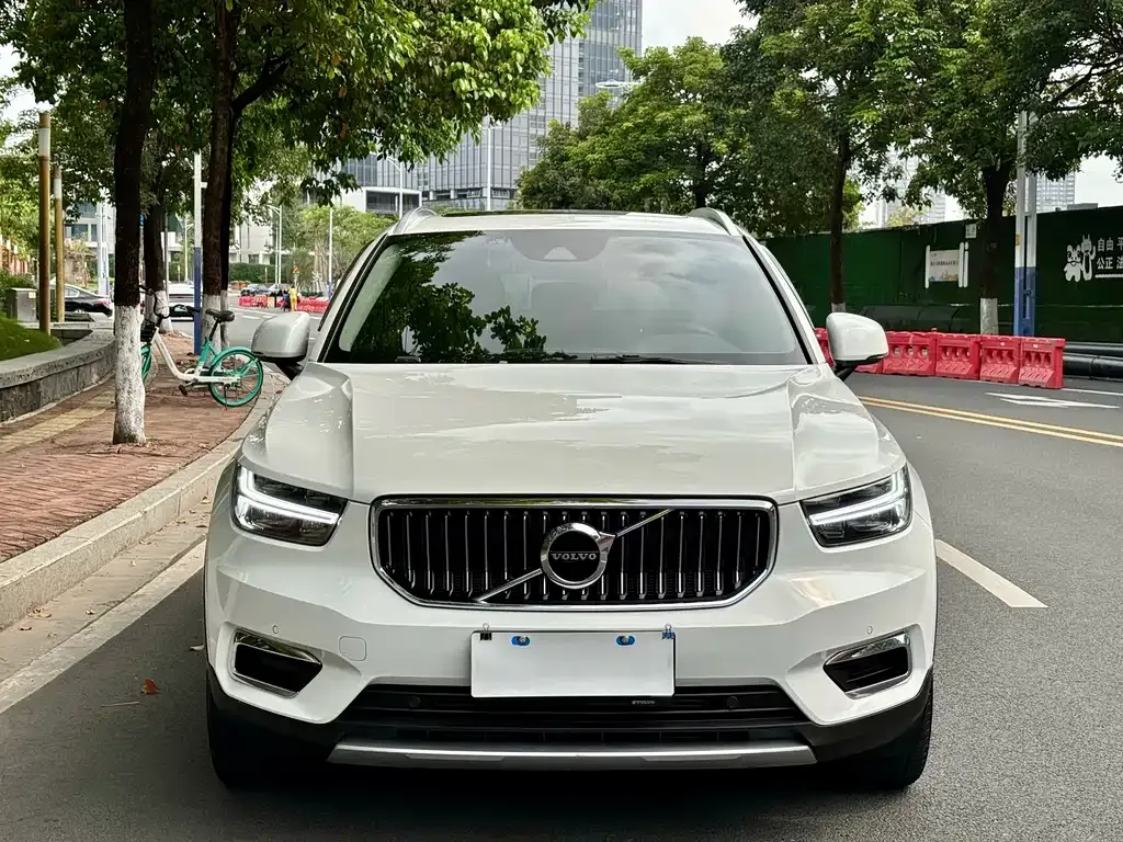 Volvo XC40 — фото 6