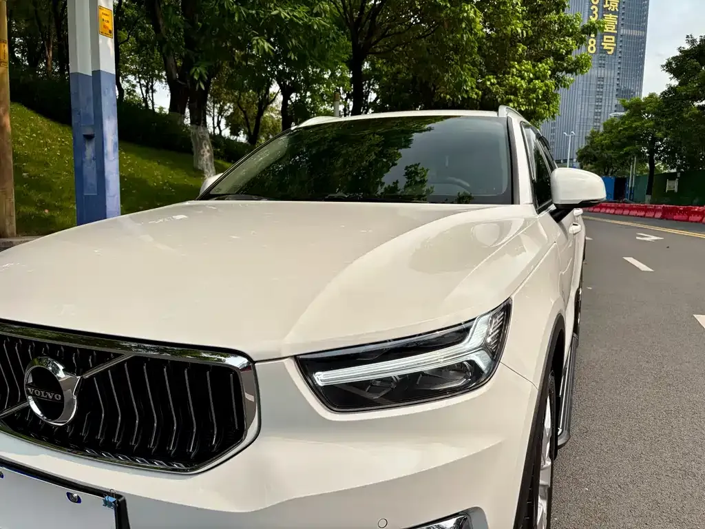 Volvo XC40 — фото 9