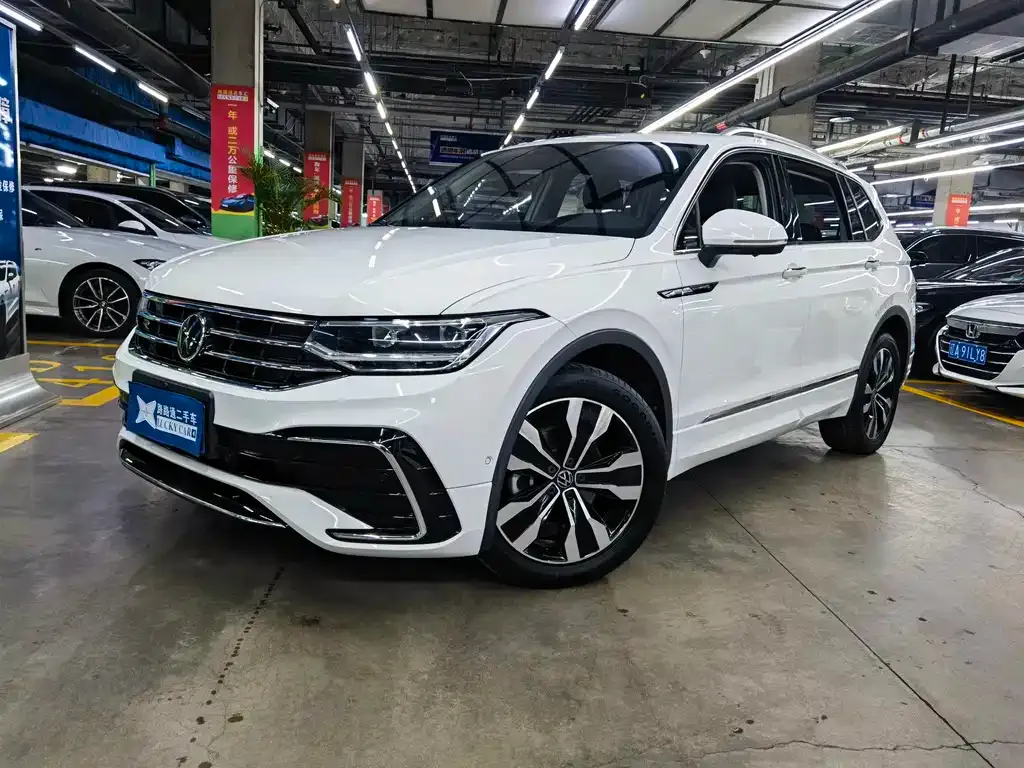 Volkswagen Tiguan L — фото 1
