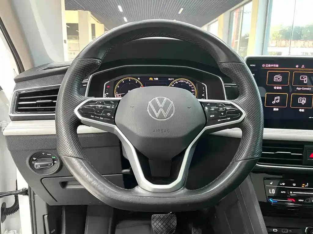 Volkswagen Tiguan L — фото 3