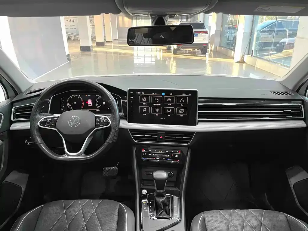 Volkswagen Tiguan L — фото 2