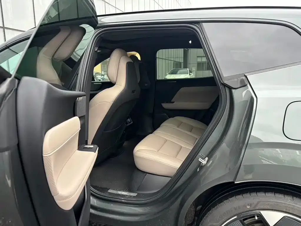 Volvo XC70 Plug-in Hybrid — фото 3