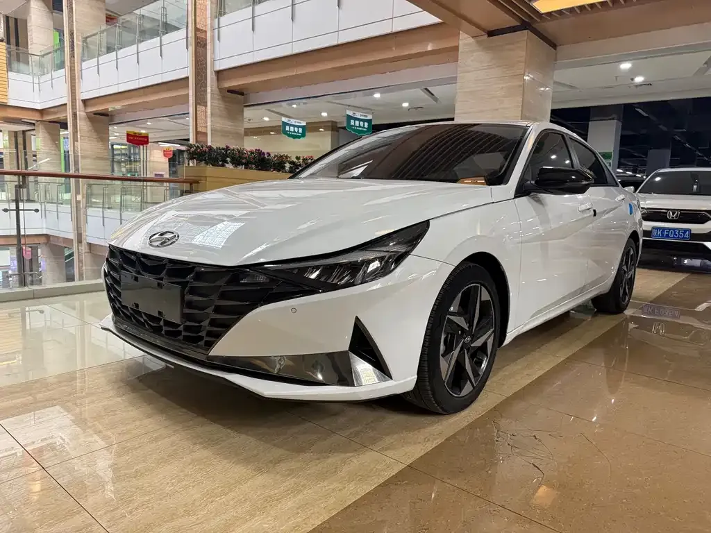 Hyundai Elantra — фото 1