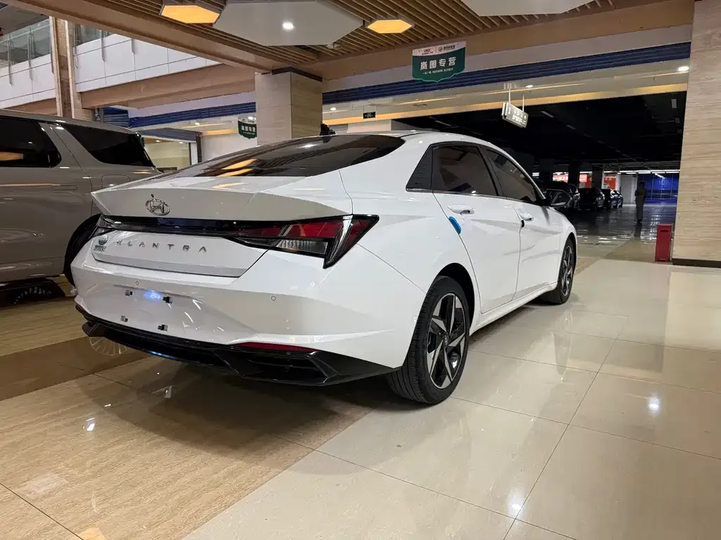 Hyundai Elantra — фото 4