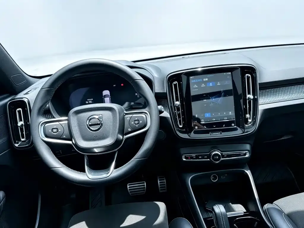 Volvo XC40 NEV — фото 9