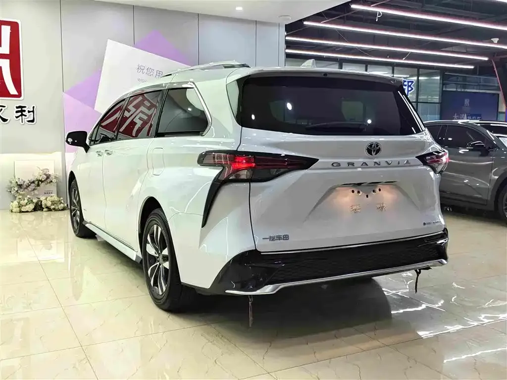 Toyota Granvia — фото 10