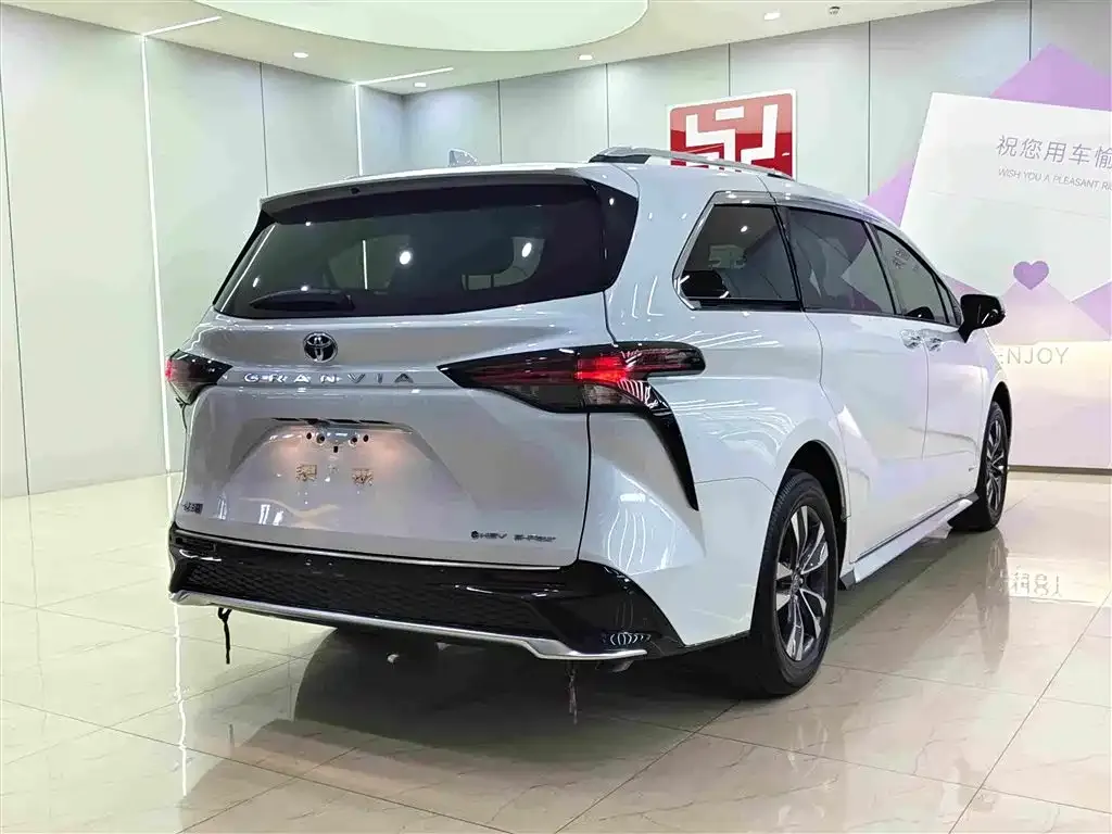 Toyota Granvia — фото 9