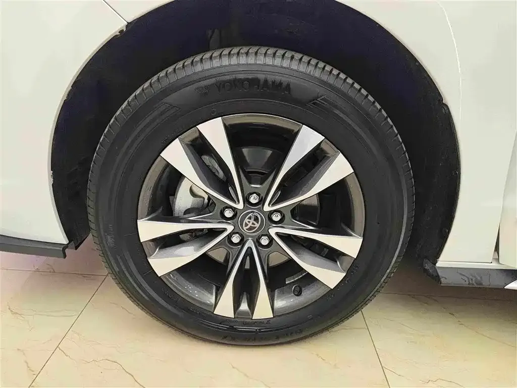 Toyota Granvia — фото 3