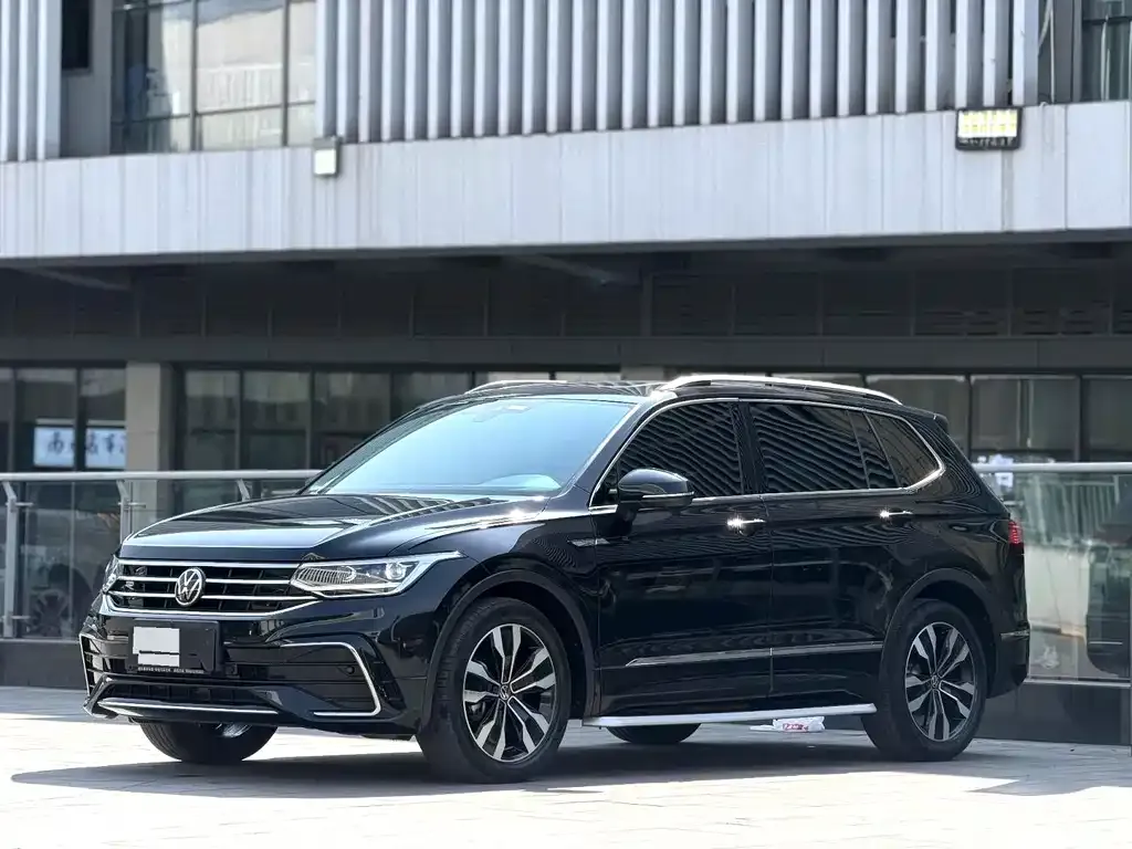Volkswagen Tiguan L — фото 1