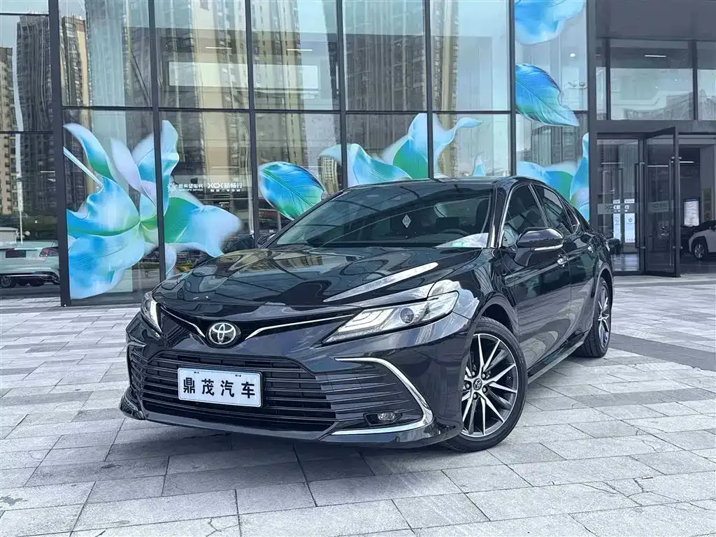 Toyota Camry — фото 1