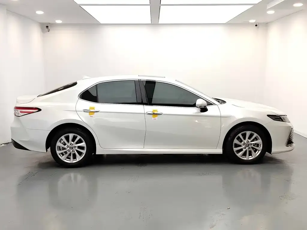 Toyota Camry — фото 5