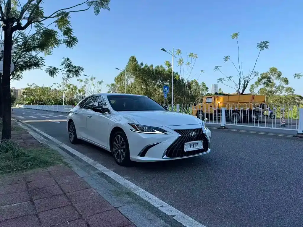 Lexus ES — фото 1