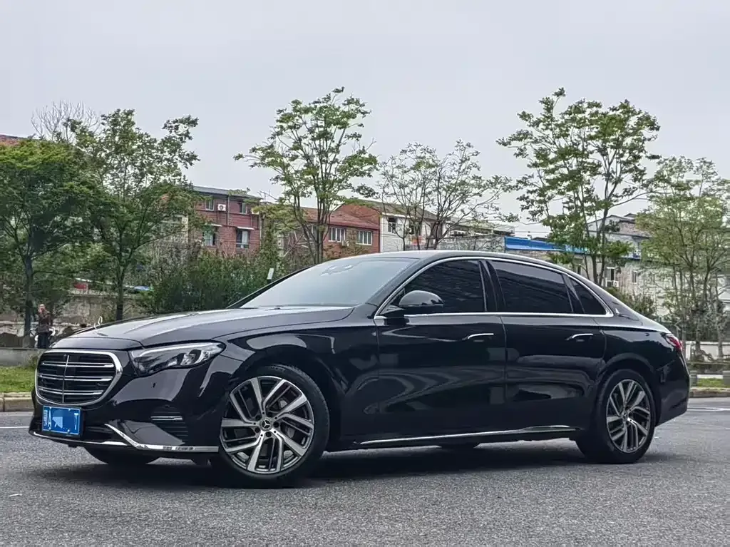 Mercedes-Benz E-Class — фото 1