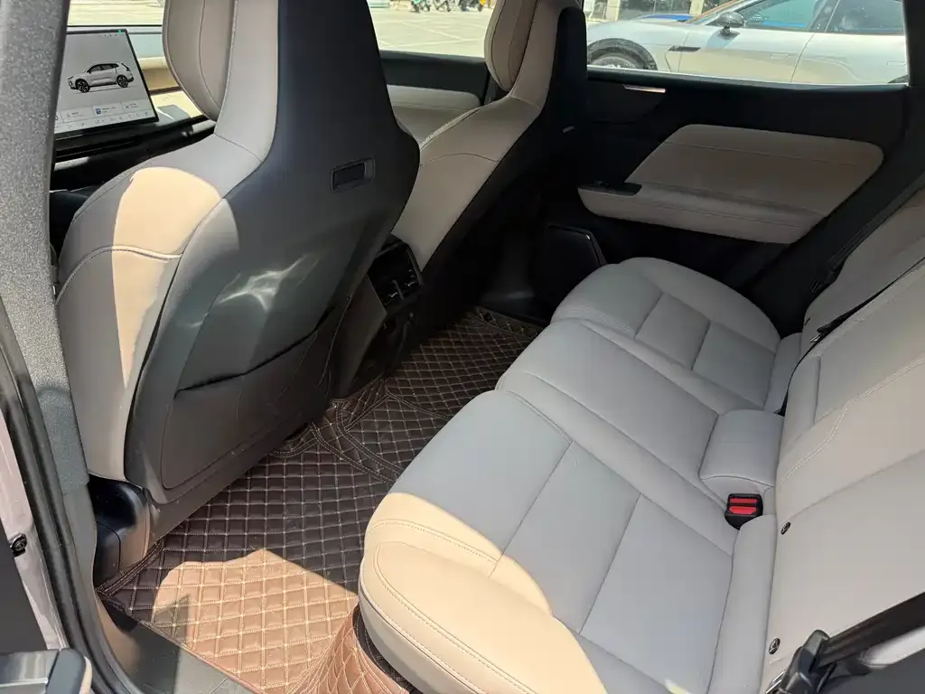 Volvo XC70 Plug-in Hybrid 2025 из CN, фото 5